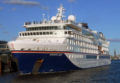 Das Traumschiff Hanseatic spirit liegt im Hafen.