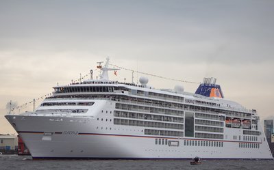 Das Traumschiff Europa 2 liegt im Meer.