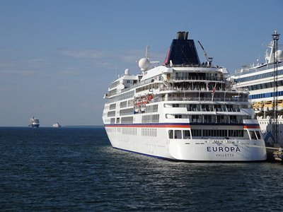 Das Traumschiff Europa liegt im Hafen neben einem anderen Traumschiff.