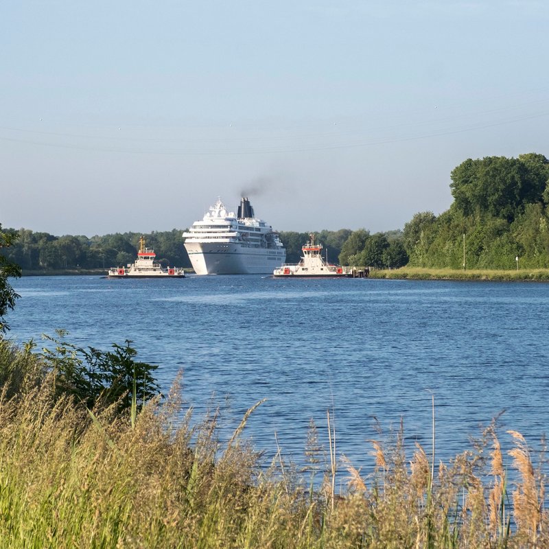 Traumschiffe fahren in der Ferne auf dem Kanal.
