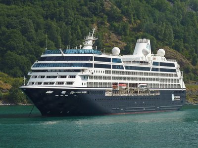 Das Traumschiff Azamara Journey in idyllischer Kulisse.