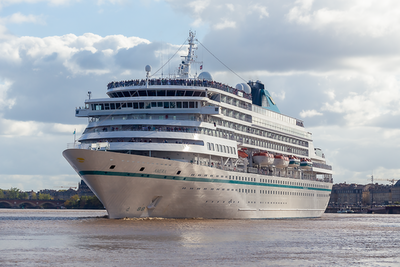 Das Traumschiff Amera gleitet durch das Wasser