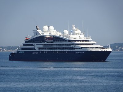 Das Traumschiff Le Champlain im Meer, der Himmel ist blau.